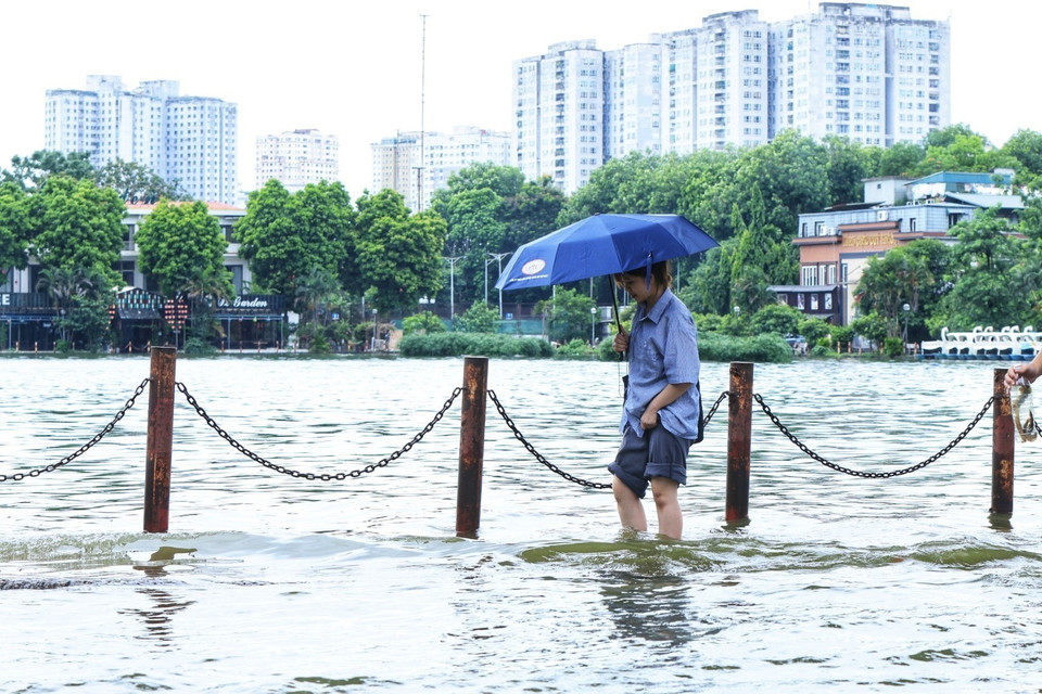 Người dân cẩn trọng khi đi qua những chỗ ngập sâu (ảnh chụp tại khu đô thị Văn Quán, Hà Đông). (Ảnh: Tuấn Anh/TTXVN)