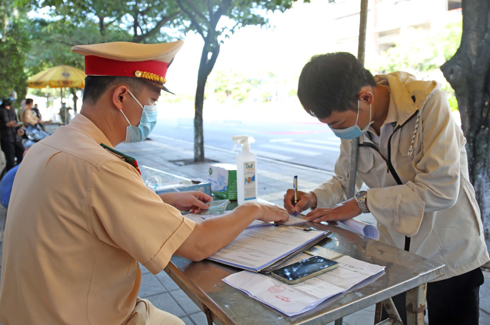 Người tham gia giao thông bị xử phạt tại chốt kiểm soát trên phố Trần Duy Hưng. (Ảnh: Trần Việt/TTXVN)