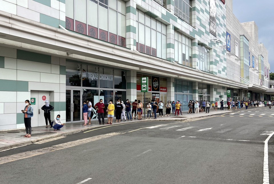 Trưa 20/8, đông đảo người dân TP Hồ Chí Minh đã tìm đến các hệ thống siêu thị, chợ, cửa hàng tạp hóa để mua thực phẩm dự trữ sau khi Chính quyền thành phố có quyết định siết chặt giãn cách ai ở đâu ở yên đó từ ngày 23/8. (Ảnh: Mạnh Linh/TTXVN)