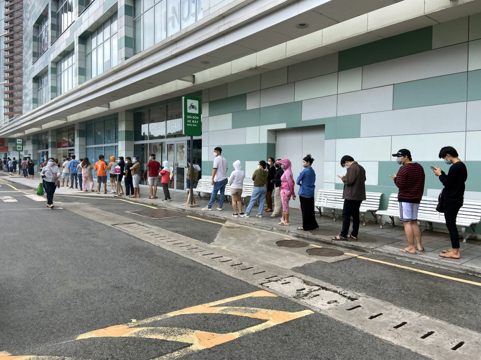 Người dân xếp hàng dài tại Trung tâm thương mại Aeon Mall Tân Phú (quận Tân Phú, Thành phố Hồ Chí Minh) chờ vào mua sắm sau thông tin siết chặt giãn cách xã hội. (Ảnh: Mạnh Linh/TTXVN)