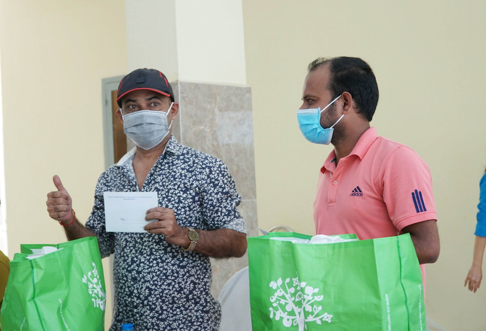 Người nước ngoài đang lưu trú tại thành phố Thủ Đức bày tỏ niềm vui nhận được sự chia sẻ, động viên của lãnh đạo thành phố Thủ Đức. (Ảnh: TTXVN phát)