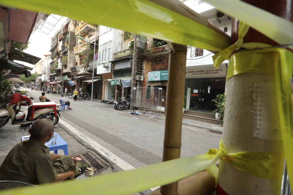 Khu vực chợ Hàng Da (phố Nguyễn Văn Tố, quận Hoàn Kiếm) được bố trí 1 chốt cứng, 1 chốt mềm, kiểm soát người ra, vào đảm bảo quy định phòng, chống dịch COVID-19. (Ảnh: Minh Quyết/TTXVN)