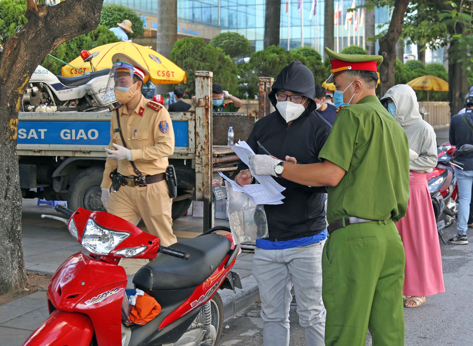 Lực lượng chức năng kiểm tra giấy tờ người tham gia giao thông tại chốt kiểm soát trên phố Trần Duy Hưng. (Ảnh: Trần Việt/TTXVN)