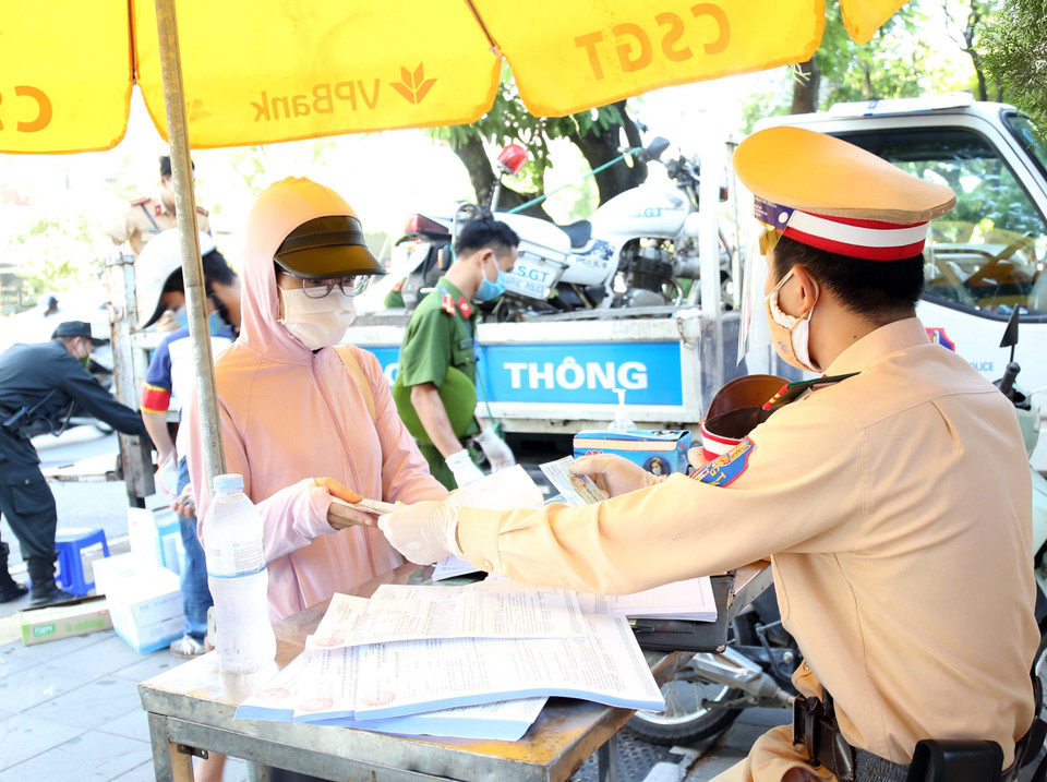 Người tham gia giao thông bị lập biên bản xử phạt tại chốt kiểm soát trên phố Trần Duy Hưng. (Ảnh: Trần Việt/TTXVN)