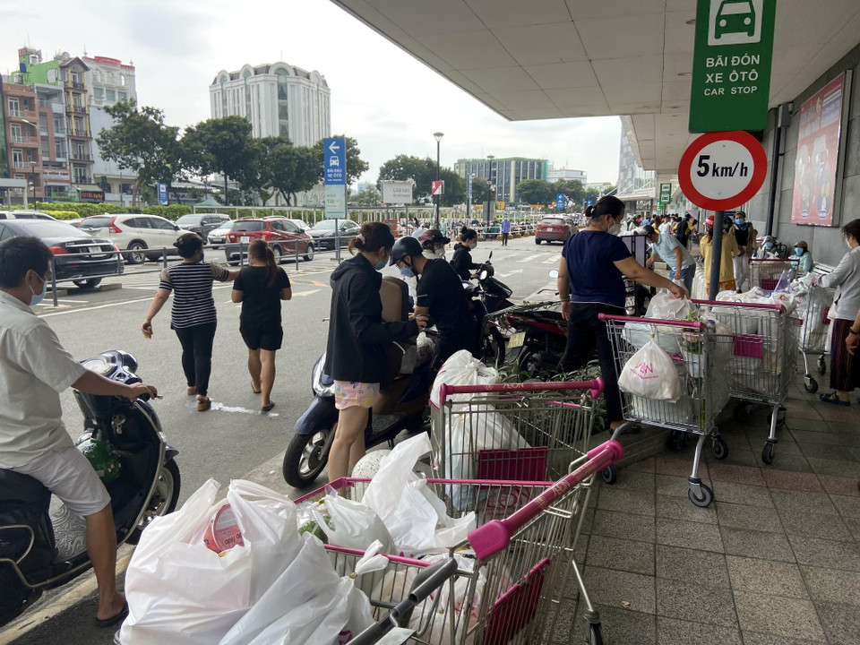 Người dân mua gom thực phẩm dự trữ. (Ảnh: Mạnh Linh/TTXVN)