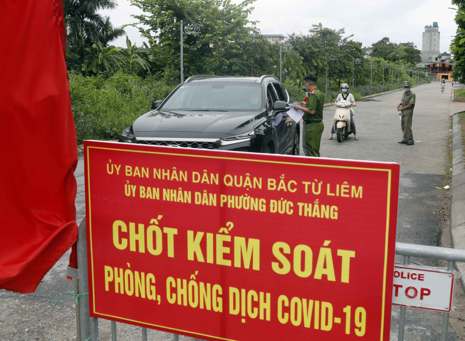 Lực lượng chức năng kiểm tra giấy tờ phương tiện và người tham gia giao thông tại địa bàn dân cư phường Đức Thắng, quận Bắc Từ Liêm. (Ảnh: Trần Việt/TTXVN)