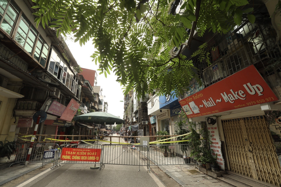 Khu vực chợ Hàng Da (phố Nguyễn Văn Tố) được bố trí 1 chốt cứng, 1 chốt mềm, kiểm soát người ra, vào đảm bảo quy định phòng, chống dịch COVID-19. (Ảnh: Minh Quyết/TTXVN)