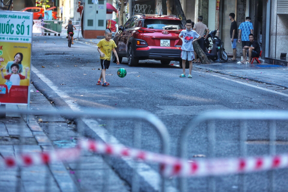 Hoạt động của người dân sẽ bị hạn chế rất nhiều, tuy nhiên, đây là việc làm cần thiết, góp phần ngăn chặn, giảm khả năng lây nhiễm trong bối cảnh dịch bệnh tại Thủ đô còn khá phức tạp. (Ảnh: Minh Quyết/TTXVN)