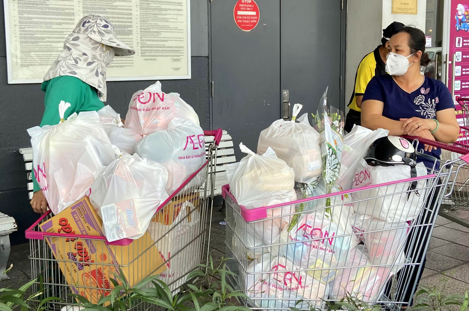 Người dân mua gom thực phẩm dự trữ. (Ảnh: Mạnh Linh/TTXVN)