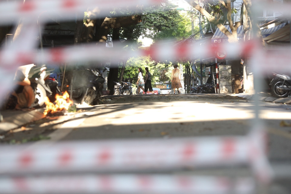 Hoạt động của người dân sẽ bị hạn chế rất nhiều, tuy nhiên, đây là việc làm cần thiết, góp phần ngăn chặn, giảm khả năng lây nhiễm trong bối cảnh dịch bệnh tại Thủ đô vẫn còn khá phức tạp. (Ảnh: Minh Quyết/TTXVN)