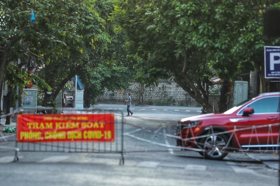 Khung cảnh tĩnh lặng trên phố cổ Hà Thành khác hẳn so với sự náo nhiệt, sầm uất vốn có bởi sự xuất hiện của những chốt kiếm soát dịch. (Ảnh: Minh Quyết/TTXVN)