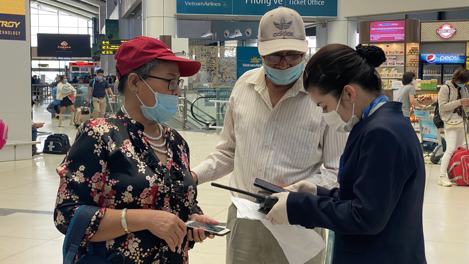 Đặc biệt là người cao tuổi gặp nhiều khó khăn trong việc thực hiện khai báo y tế điện tử. (Ảnh: CTV/Vietnam+)