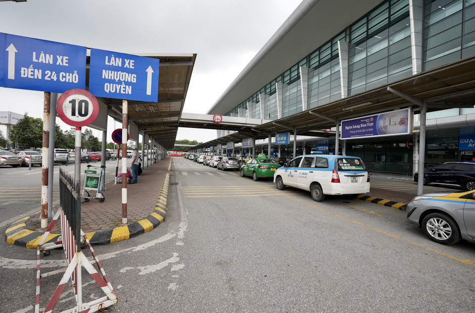 Xe taxi nhượng quyền khai thác ở sân bay Nội Bài đã sẵn sàng phục vụ dịp cao điểm 30/4 và 1/5. (Ảnh: CTV/Vietnam+)