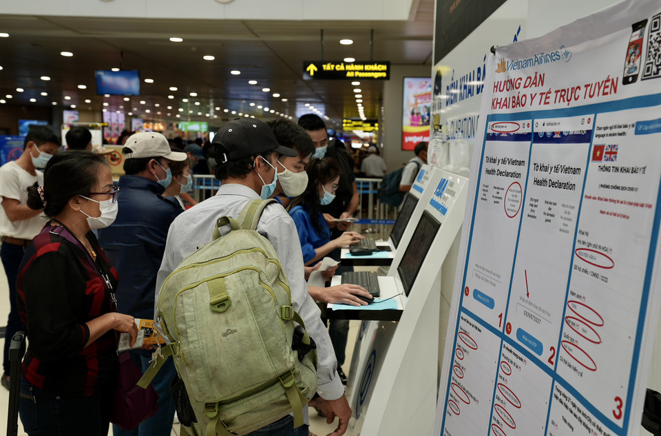 Khách chưa hoàn thiện thủ tục khai báo y tế nhưng vẫn xếp hàng làm thủ tục soi chiếu an ninh đã giảm nhiều so với trước, hiện ngày cao nhất chỉ có khoảng 200-400 khách. (Ảnh: CTV/Vietnam+)