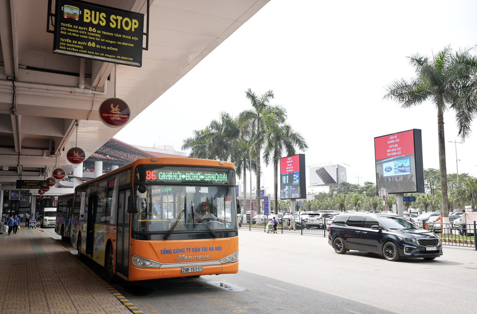 Gần đó, tuyến xe buýt nhanh từ sân bay Nội Bài về trung tâm Thủ đô cũng sẵn sàng phương tiện để phục vụ hành khách. (Ảnh: CTV/Vietnam+)