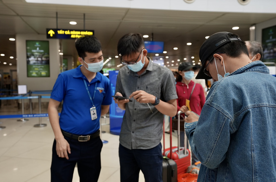 Sân bay Nội Bài đã bố trí lực lượng kiểm soát, hỗ trợ khai báo y tế điện tử. (Ảnh: CTV/Vietnam+)