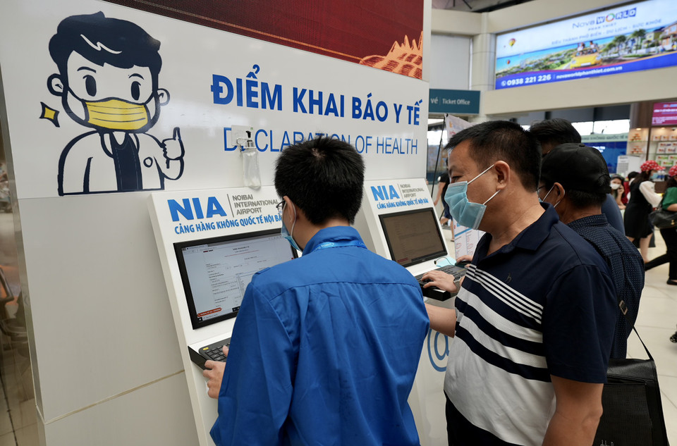 Cảng Nội Bài cũng triển khai thử nghiệm phần mềm kiểm soát khai báo y tế điện tử tại các điểm làm thủ tục hàng không để kiểm soát chặt chẽ việc khai báo y tế và tối ưu hóa trong dây chuyền phục vụ. (Ảnh: CTV/Vietnam+)
