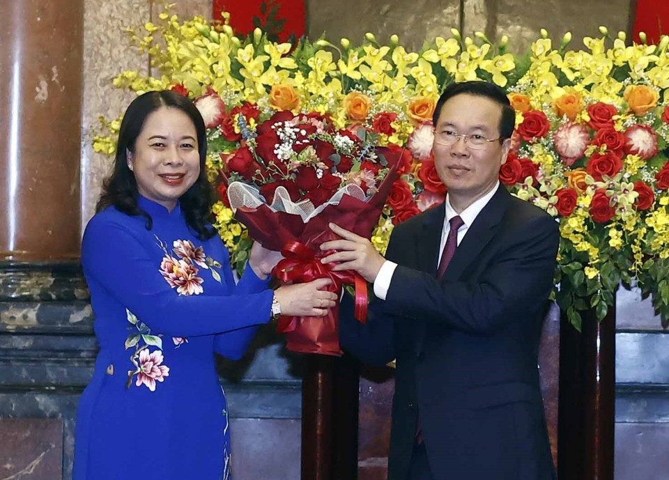 Phó Chủ tịch nước Võ Thị Ánh Xuân tặng hoa Chủ tịch nước Võ Văn Thưởng. (Ảnh: Thống Nhất/TTXVN)