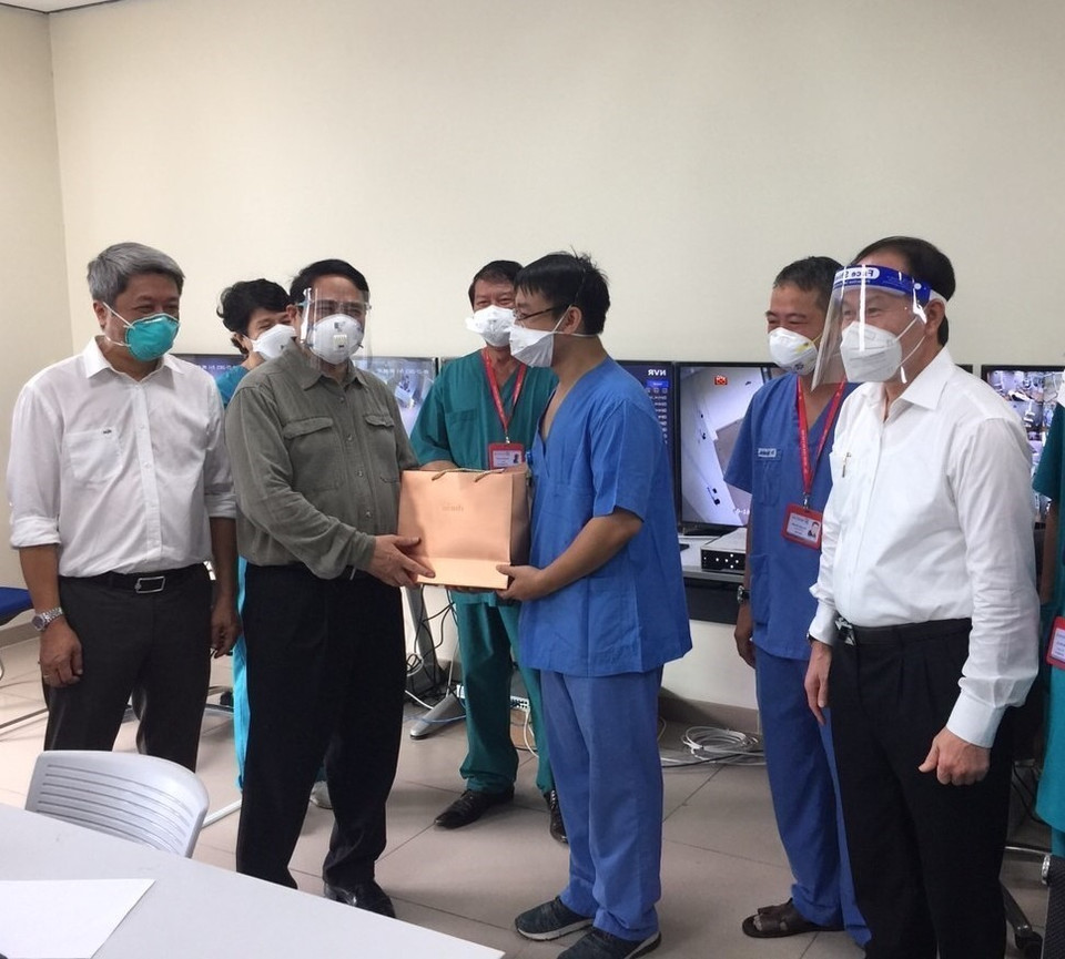 Hinh ảnh Thủ tướng Phạm Minh Chính thăm hỏi và tặng quà các bác sỹ đang tham gia điều trị bệnh nhân COVID-19 tại bệnh viện dã chiến Hồi sức tích cực Becamex tỉnh Bình Dương.( Ảnh: TTXVN)
