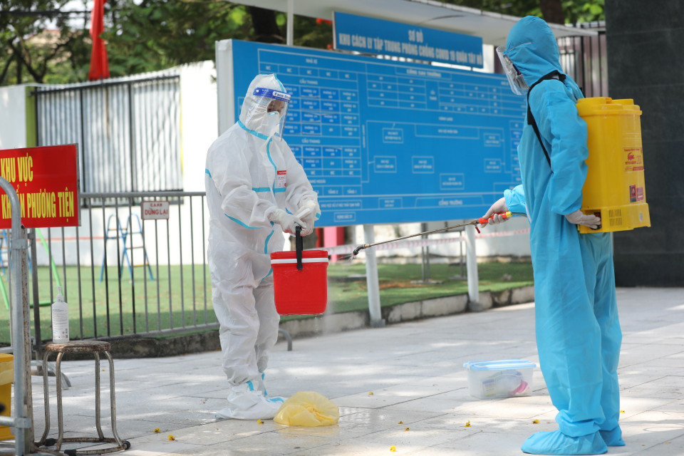 Sau khi lấy mẫu xong, các vật dụng được phun khử khuẩn đảm bảo quy định về phòng, chống dịch. (Ảnh: Minh Quyết/TTXVN)