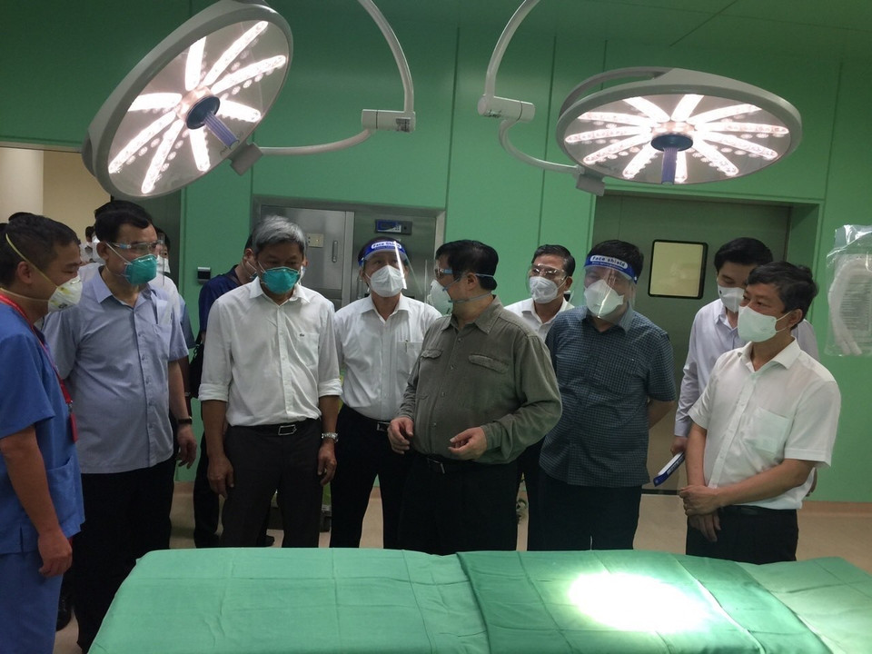Thủ tướng Phạm Minh Chính kiểm tra cơ sở vật chất tại bệnh viện dã chiến Hồi sức tích cực ở Bệnh viện quốc tế Becamex tỉnh Bình Dương. (Ảnh: TTXVN)
