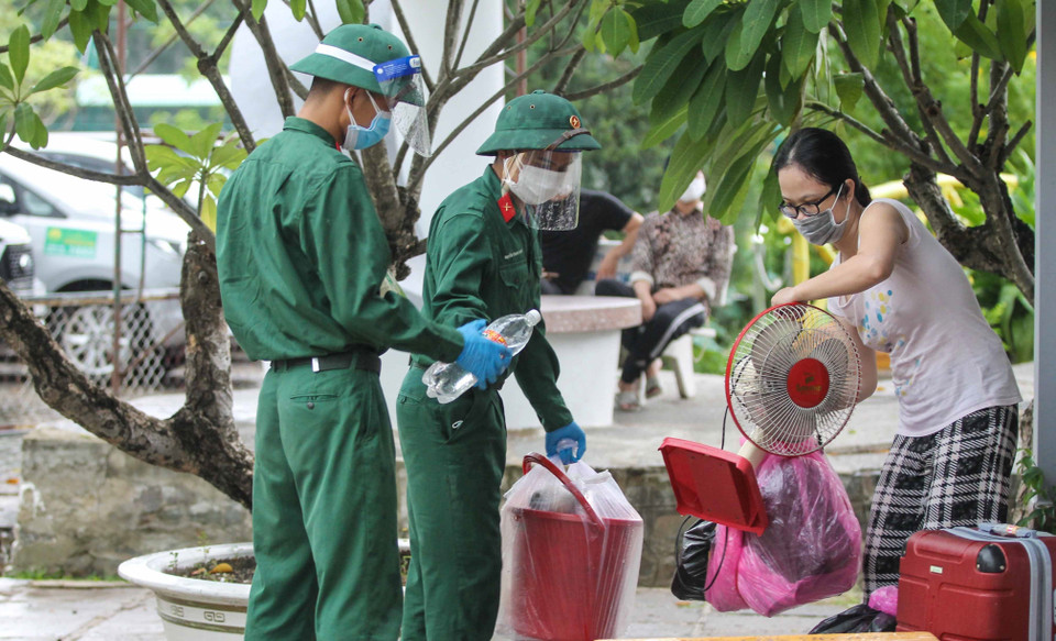 Cán bộ, chiến sỹ Sư đoàn 5, Quân khu 7 cùng các lực lượng chức năng quận Bình Thạnh giúp người dân sống tại các khu trọ, nhà lụp sụp, nhà ven kênh di dời về ở tại Nhà nghỉ Công đoàn Thanh Đa quận Bình Thạnh để đảm bảo an sinh xã hội và phòng, chống dịch COVID-19 trong những ngày giãn cách xã hội. (Ảnh: Thanh Vũ/TTXVN)