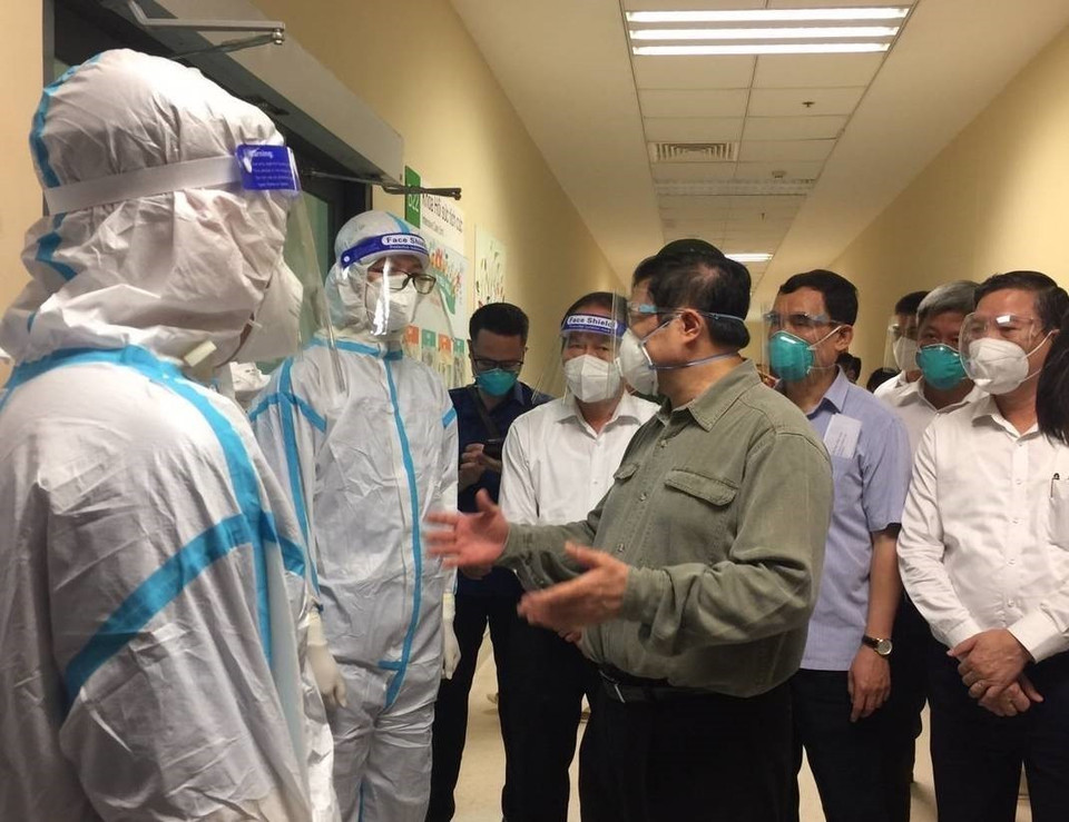 Thủ tướng Phạm Minh Chính thăm hỏi, động viện đội ngũ bác sỹ đang tham gia điều trị bệnh nhân COVID-19 tại bệnh viện dã chiến Hồi sức tích cực ở Bệnh viện quốc tế Becamex tỉnh Bình Dương. (Ảnh: TTXVN)