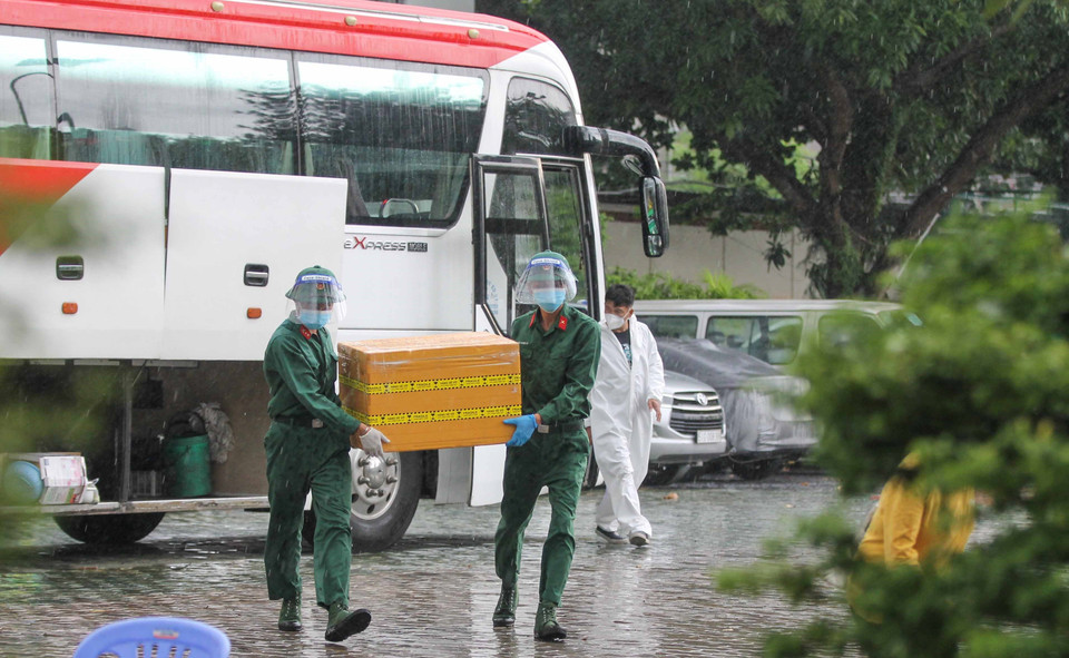 Cán bộ, chiến sỹ Sư đoàn 5, Quân khu 7 cùng các lực lượng chức năng quận Bình Thạnh giúp người dân sống tại các khu trọ, nhà lụp sụp, nhà ven kênh di dời về ở tại Nhà nghỉ Công đoàn Thanh Đa quận Bình Thạnh để đảm bảo an sinh xã hội và phòng, chống dịch COVID-19 trong những ngày giãn cách xã hội. (Ảnh: Thanh Vũ/TTXVN)