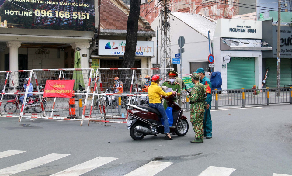 Cán bộ, chiến sỹ Lữ đoàn Tăng thiết giáp (Quân khu 7) cùng các lực lượng chức năng Quận 1 chốt gác tại đầu đường Trần Quang Khải, Quận 1, Thành phố Hồ Chí Minh. (Ảnh: Thanh Vũ/TTXVN)