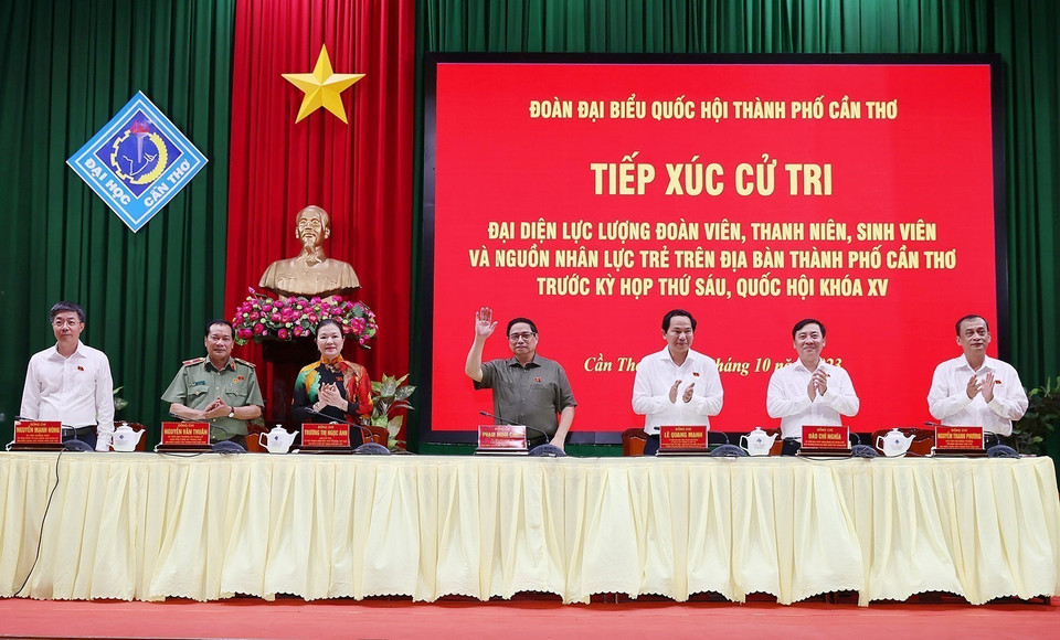 Thủ tướng Phạm Minh Chính và Đoàn đại biểu Quốc hội thành phố Cần Thơ tại buổi tiếp xúc cử tri trước Kỳ họp thứ sáu, Quốc hội khóa XV. (Ảnh: Dương Giang/TTXVN)