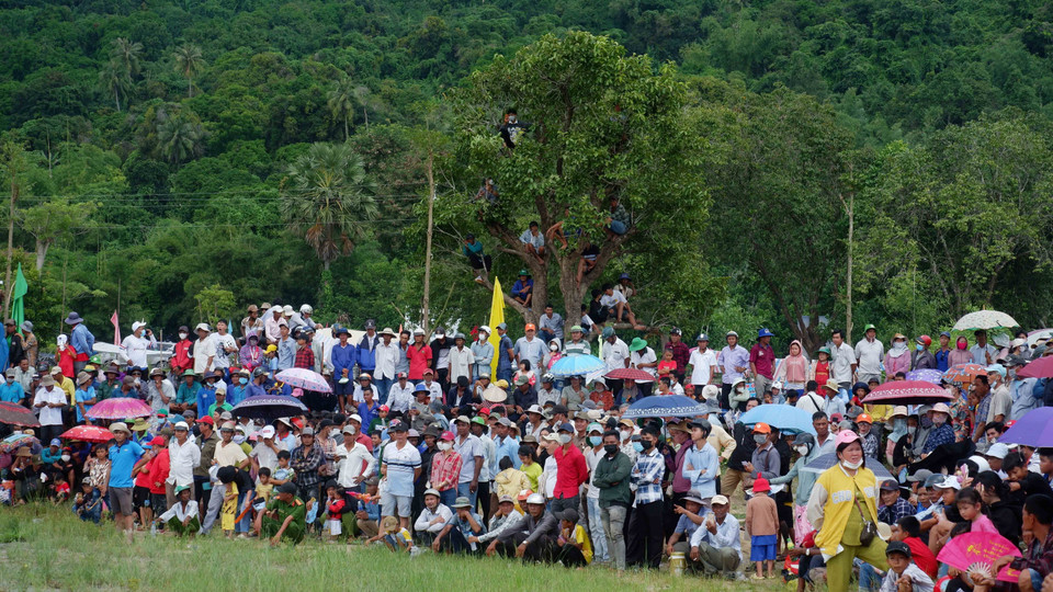 Hàng nghìn du khách đội nắng đến cổ vũ cho các đôi bò thi đấu. (Ảnh: Công Mạo/TTXVN)