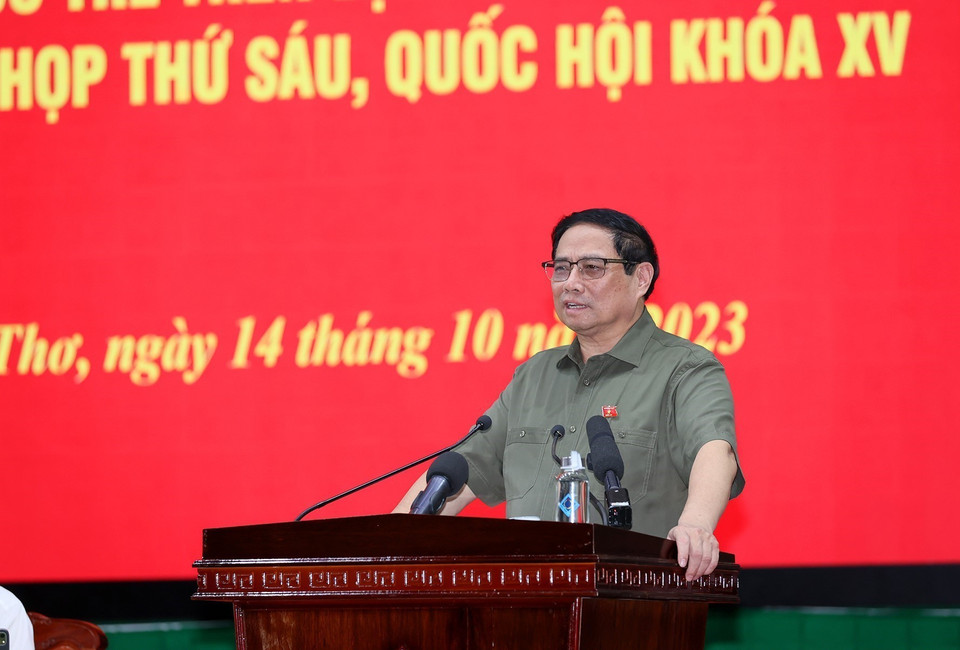 Thủ tướng Phạm Minh Chính phát biểu tại buổi tiếp xúc cử tri thành phố Cần Thơ. (Ảnh: Dương Giang/TTXVN)