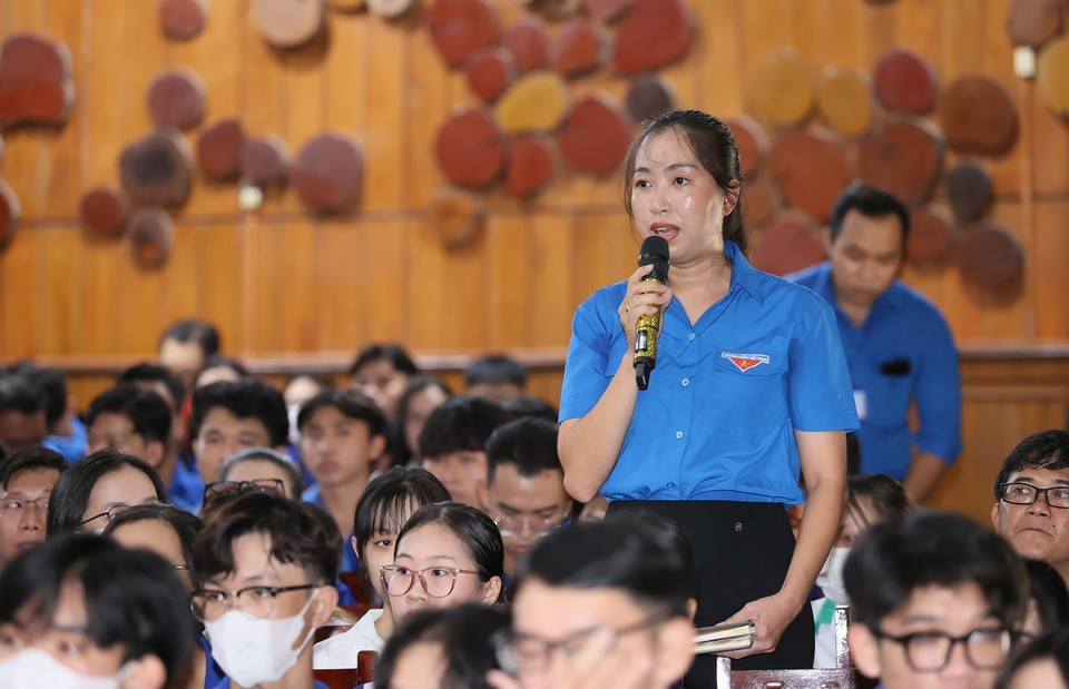 Cử tri Nguyễn Phạm Anh Thi, đại diện đoàn viên thanh niên trường Đại học Cần Thơ nêu ý kiến tại buổi tiếp xúc. (Ảnh: Dương Giang/TTXVN)