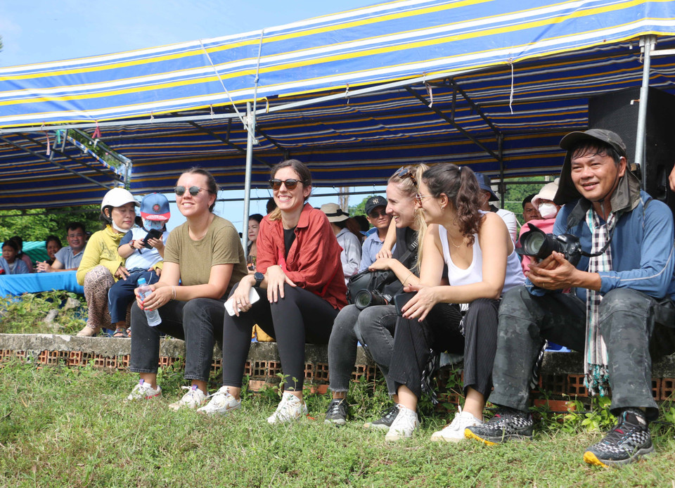 Du khách nước ngoài rất háo hức khi lần đầu tiên được xem hội đua bò ở vùng Bảy Núi An Giang. (Ảnh: Công Mạo/TTXVN)