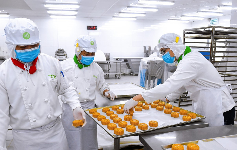 Để số lượng lớn bánh Trung Thu và vật phẩm đến miền nam ngay trước Rằm tháng Tám, hàng trăm cán bộ, nhân viên Vietnam Airlines và Công đoàn Y tế ở cả 2 miền đã phối hợp chuẩn bị. (Ảnh: CTV/Vietnam+)