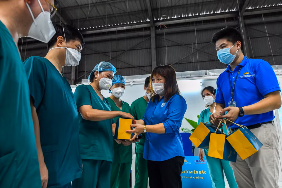 Lực lượng y tế phối hợp cùng Vietnam Airlines tiếp nhận và vận chuyển đường bộ quà tặng đến với các y bác sĩ. (Ảnh: CTV/Vietnam+)