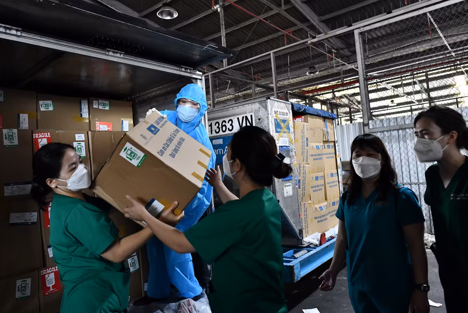 Đây là những món quà đặc biệt mang không khí Tết Trung Thu đến với các y bác sĩ, động viên tinh thần các chiến sĩ áo trắng nơi tuyến đầu chống dịch. (Ảnh: CTV/Vietnam+)