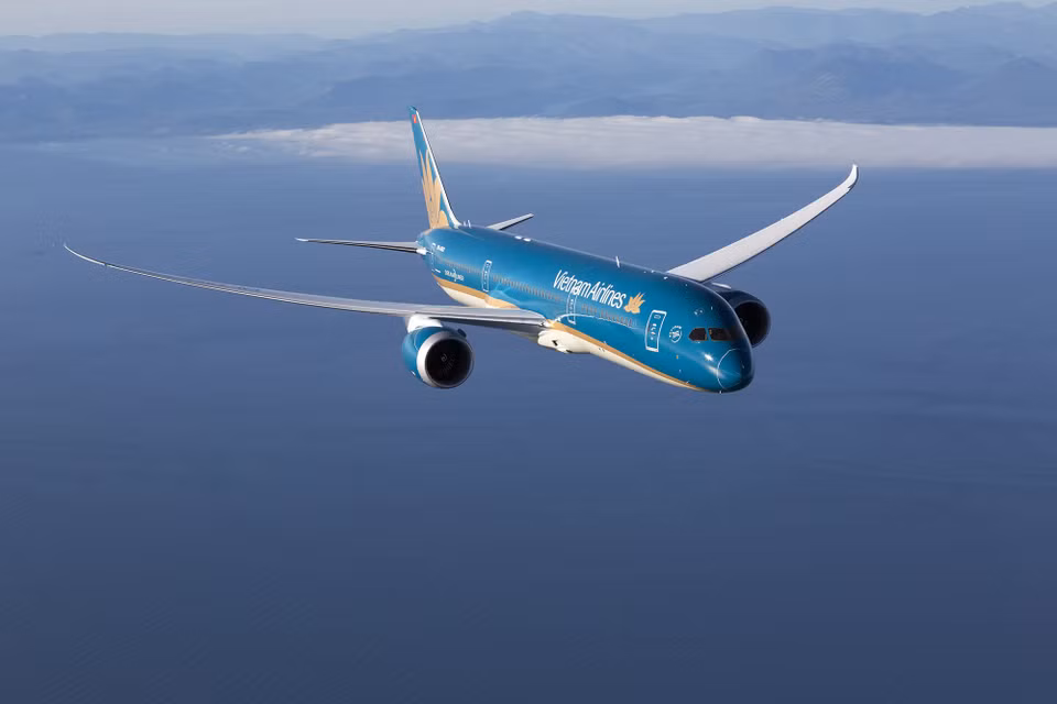 Gần 30.000 chiếc bánh trung Thu và hàng nghìn bộ vật phẩm chăm sóc cá nhân được Vietnam Airlines vận chuyển bằng máy bay Boeing 787 từ Hà Nội đến Thành phố Hồ Chí Minh. (Ảnh: CTV/Vietnam+)