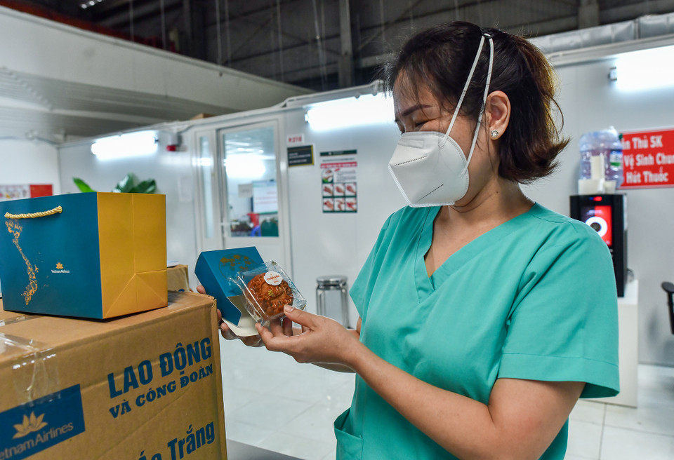 Các y bác sĩ tại Bệnh viện dã chiến bất ngờ và thích thú khi nhận được những món quà mang đậm không khí Tết đoàn viên cùng những lời chúc tốt đẹp đã vượt hơn 1.300 cây số để đến tận tay người nhận. (Ảnh: CTV/Vietnam+)