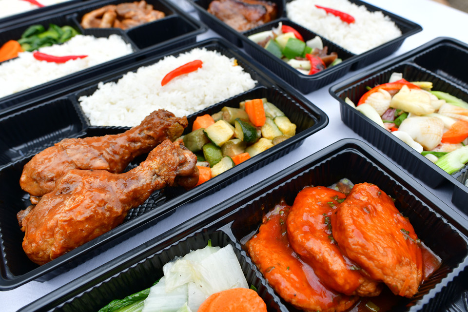 Các suất ăn đặc biệt sẽ sớm được gửi tới các chiến sĩ áo trắng với tiêu chí ngon miệng, đẹp mắt và đầy đủ dinh dưỡng. (Ảnh: CTV/Vietnam+)