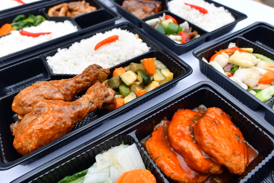 Các suất ăn đặc biệt sẽ sớm được gửi tới các chiến sĩ áo trắng với tiêu chí ngon miệng, đẹp mắt và đầy đủ dinh dưỡng. (Ảnh: CTV/Vietnam+)