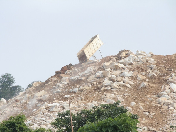 Doanh nghiệp khai thác đá trắng tại huyện Lục Yên, tỉnh Yên Bái đổ thải đá đá từ trên núi. (Ảnh: Hùng Võ/Vietnam+)