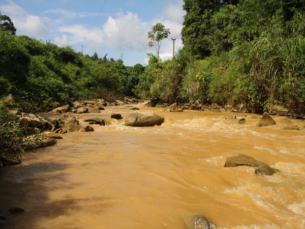 Dòng suối đoạn chảy qua huyện Vị Xuyên, tỉnh Hà Giang đục ngầu vì doanh nghiệp khai thác khoáng sản làm sạt lở đất đá. (Ảnh: Hùng Võ/Vietnam+)