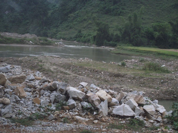 Dòng sông đoạn qua huyện Pác Nặm, tỉnh Bắc Kạn bị doanh nghiệp đào bới tứ tung để lấy vàng sa khoáng. (Ảnh: Hùng Võ/Vietnam+)