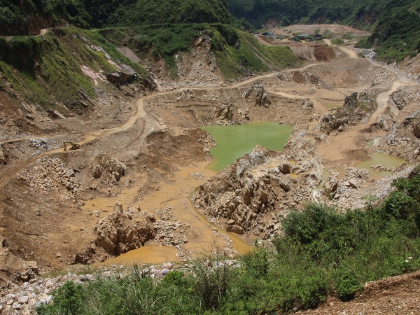 Dòng suối đoạn qua huyện Nguyên Bình, tỉnh Cao Bằng bị "khai tử" sau một thời gian doanh nghiệp khai thác vàng sa khoáng. (Ảnh: Hùng Võ/Vietnam+)
