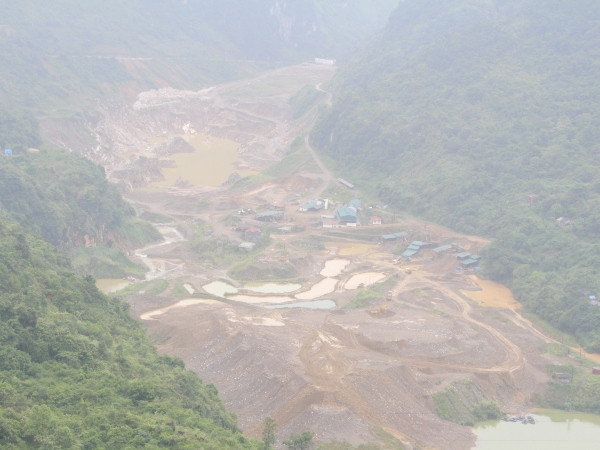 Dòng suối đoạn chảy qua huyện Nguyên Bình, tỉnh Cao Bằng biến thành khai trường khai thác quặng. (Ảnh: Hùng Võ/Vietnam+) Hoạt động khai thác khoáng sản được coi là một trong những ngành kinh tế mũi nhọn, góp phần thúc đẩy quá trình phát triển kinh tế và phục vụ cho nỗ lực giảm nghèo tại nhiều tỉnh, thành phố trên cả nước. Tuy nhiên, trên thực tế hoạt động khai khoáng ở Việt Nam đã ảnh hưởng đến sự vận hành của kinh tế vĩ mô một cách phức tạp. Thậm chí, tại một số nơi, việc khai thác mỏ ồ ạt, thiếu quy hoạch còn đe dọa nghiêm trọng đến khu dân cư, gia tăng ô nhiễm môi trường, và hủy hoại sông suối - nơi đầu nguồn của Yổ quốc. Trong chuyến khảo sát hoạt động khai thác khoáng sản tại các mỏ quặng, chì, kẽm, vàng và đá quý nằm trên địa bàn các tỉnh giàu tài nguyên khoáng sản nhất miền Bắc (như Yên Bái, Cao Bằng, Hà Giang, Bắk Kạn) mới đây, phóng viên Báo Điện tử VietnamPlusđã tận mắt chứng kiến cảnh tan hoang của hàng loạt ngọn núi, dòng suối, bờ sông, sau một thời gian doanh nghiệp đào bới, rút ruột tài nguyên không thương tiếc. Dưới đây là một số hình ảnh tan hoang do khai thác tài nguyên khoáng sản: