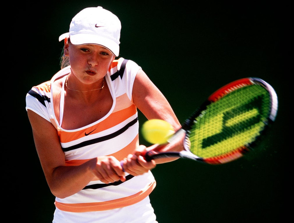 Tháng 1/2002, Sharapova khi đó mới 14 tuổi và 9 tháng, trở thành tay vợt nữ trẻ nhất từng lọt vào trận chung kết giải Australian Open Junior Championships. Tuy nhiên đã thua Barbora Strycova. (Nguồn: Getty Images)