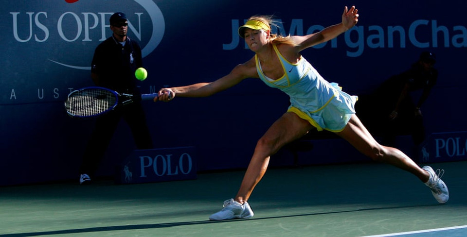 8/2005, Sharapova trở thành tay vợt Nga đầu tiên leo lên vị trí số 1 làng banh nỉ thế giới. (Nguồn: EPA)