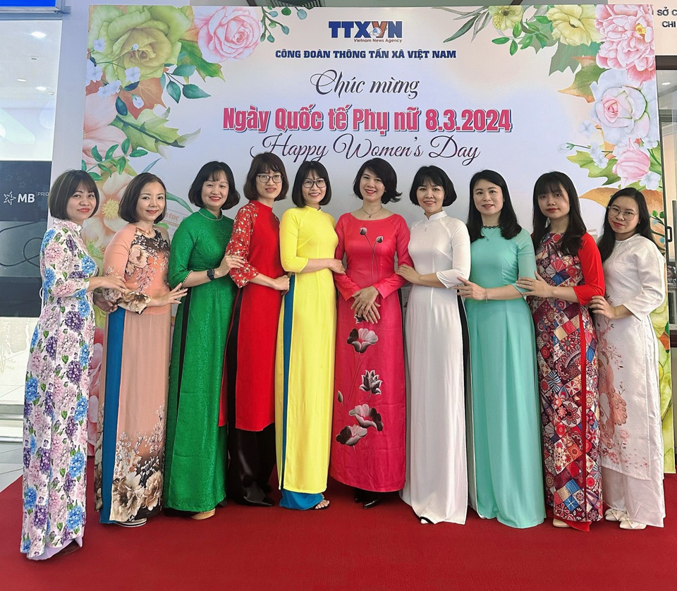 Chị em phụ nữ Nhà Xuất bản Thông tấn duyên dáng trong tà áo dài. (Nguồn: TTXVN)