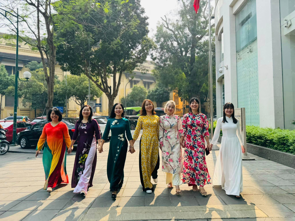 Chị em phụ nữ Báo Điện tử VietnamPlus thướt tha trong trang phục áo dài. (Nguồn: Vietnam+)